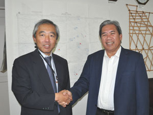 藤岡副事務局長と握手するカブア駐日大使（右）